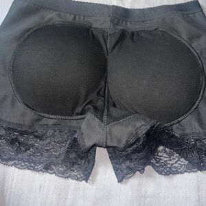 Booty extra cushion shorts